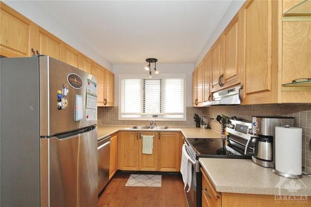 32 Flanders St, House detached with 3 bedrooms, 3 bathrooms and 5 parking in Ottawa ON | Image 5