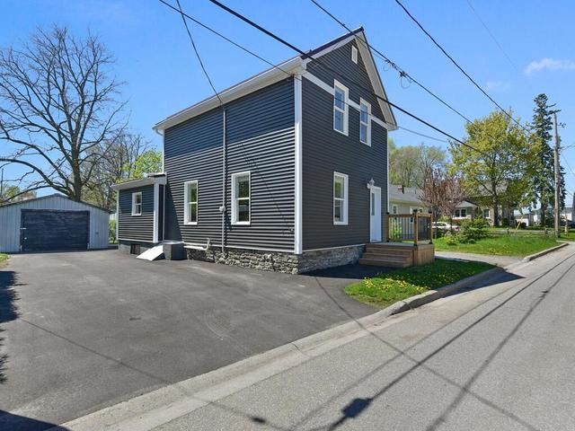 38 Bennett St, House detached with 3 bedrooms, 2 bathrooms and 3 parking in Brockville ON | Image 3