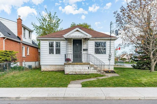 253 W 2nd St, House detached with 2 bedrooms, 2 bathrooms and 4 parking in Hamilton ON | Image 1