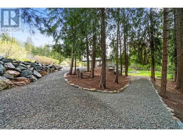 7430 Stampede Trail, House detached with 3 bedrooms, 2 bathrooms and 4 parking in Columbia Shuswap F BC | Image 8