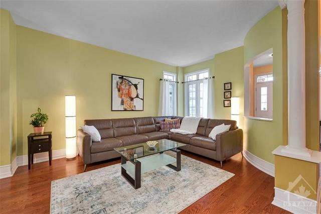 2208 Clendenan Cres, House detached with 4 bedrooms, 4 bathrooms and 4 parking in Ottawa ON | Image 5
