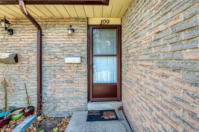109 Collins Cres, Townhouse with 3 bedrooms, 2 bathrooms and 2 parking in Brampton ON | Image 12