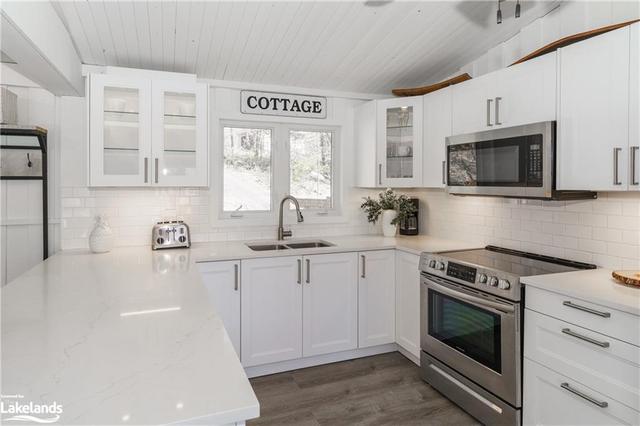 The cottage is all on one level and the land between the cottage and the lake is very walkable, making it easy for all ages to enjoy both the cottage and the waterfront. | Image 3