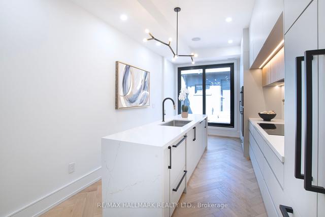 8 Rolyat St, House attached with 4 bedrooms, 5 bathrooms and 1 parking in Toronto ON | Image 11