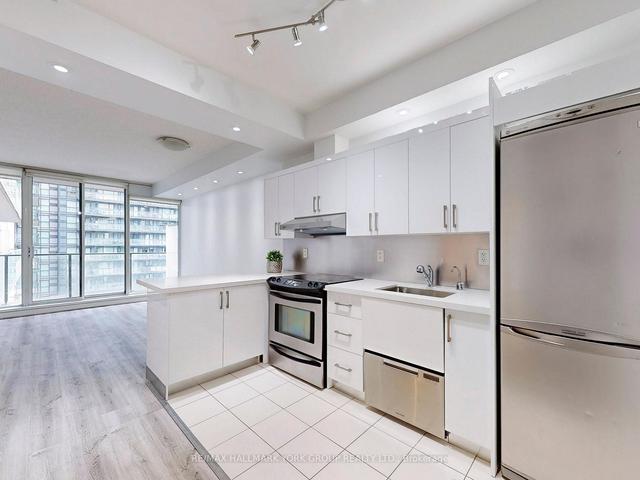 1637 - 111 Elizabeth St, Condo with 1 bedrooms, 1 bathrooms and 0 parking in Toronto ON | Image 3