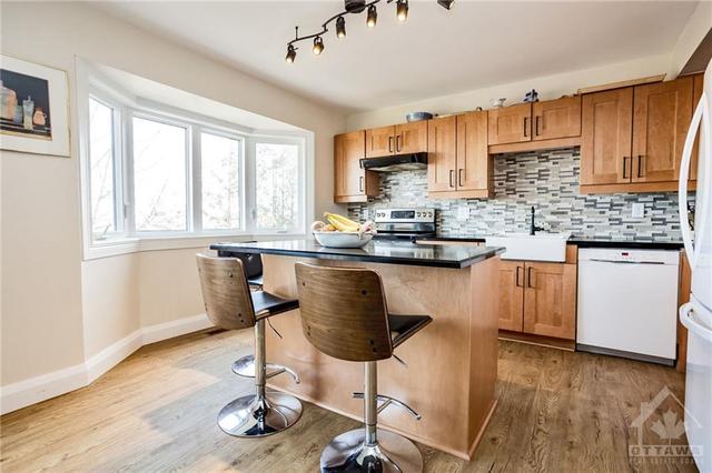 34 Huntview Private, Townhouse with 3 bedrooms, 4 bathrooms and 2 parking in Ottawa ON | Image 11