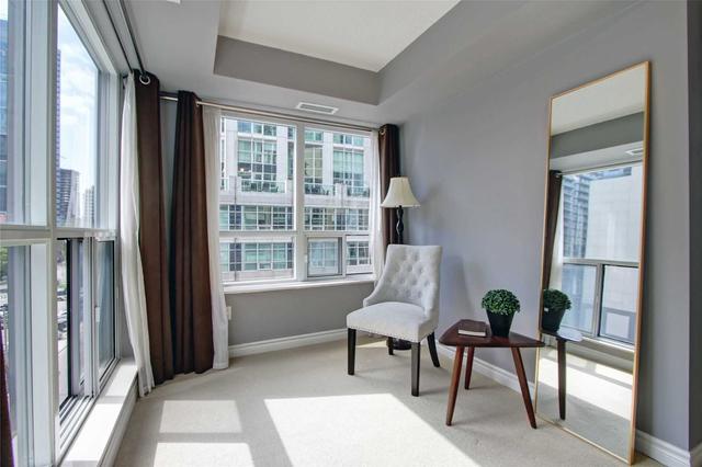 717 - 270 Wellington St W, Condo with 2 bedrooms, 2 bathrooms and 1 parking in Toronto ON | Image 7