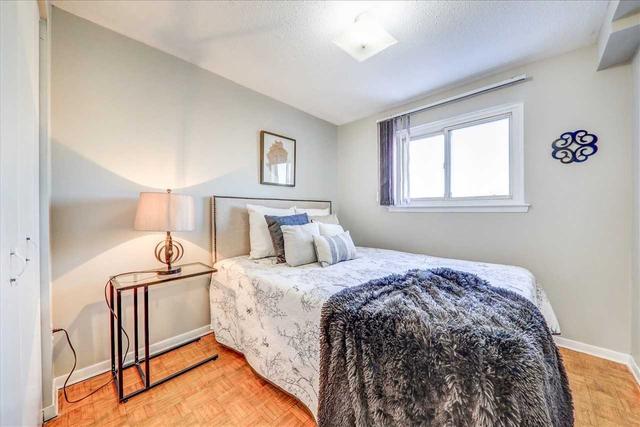 116 Darras Ct, Townhouse with 4 bedrooms, 2 bathrooms and 2 parking in Brampton ON | Image 4
