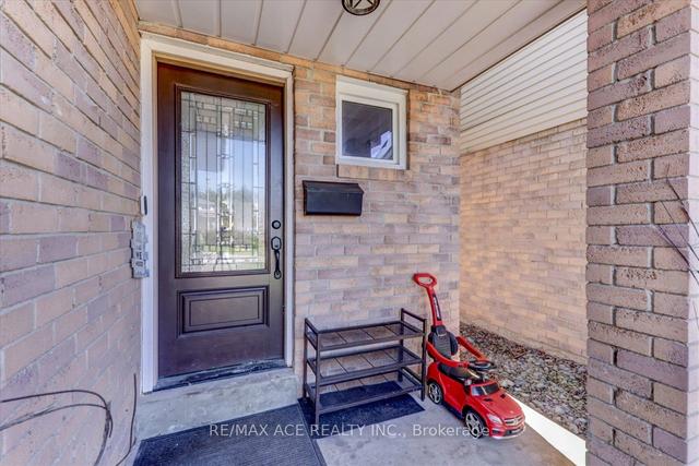 1229 Delmark Crt, House attached with 3 bedrooms, 2 bathrooms and 3 parking in Oshawa ON | Image 30