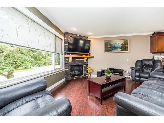 27179 28a Ave, House detached with 4 bedrooms, 2 bathrooms and 8 parking in Langley BC | Image 4
