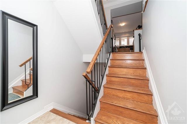 224 Monterey Dr, Townhouse with 3 bedrooms, 2 bathrooms and 1 parking in Ottawa ON | Image 5