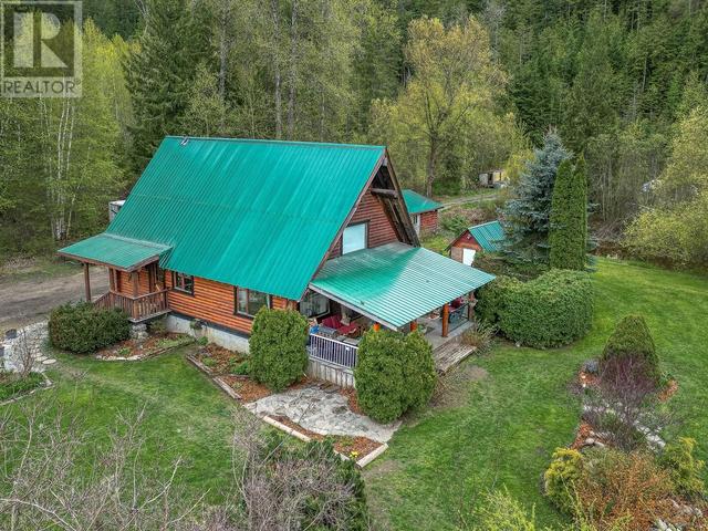 2370 Trans Canada Highway, House detached with 2 bedrooms, 1 bathrooms and 20 parking in Columbia Shuswap E BC | Image 2