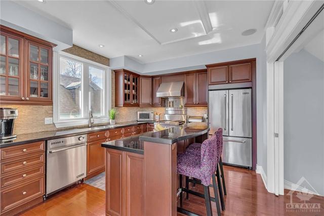 50 Concord St N, Townhouse with 3 bedrooms, 2 bathrooms and 2 parking in Ottawa ON | Image 12