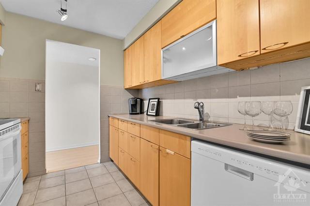 303 - 470 Laurier Ave, Condo with 2 bedrooms, 2 bathrooms and 1 parking in Ottawa ON | Image 6