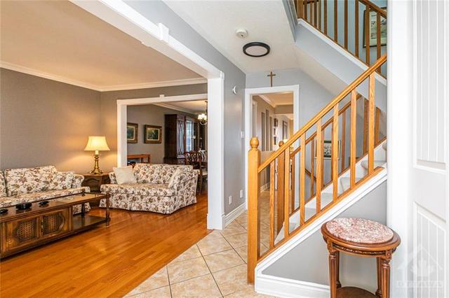 599 Steller St, House detached with 3 bedrooms, 3 bathrooms and 4 parking in Ottawa ON | Image 3