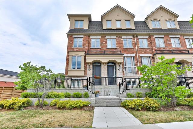 137 Norseman St, Townhouse with 3 bedrooms, 4 bathrooms and 2 parking in Toronto ON | Image 1