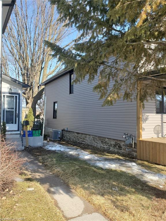 48 Brock St, House detached with 3 bedrooms, 1 bathrooms and null parking in Brockville ON | Image 2