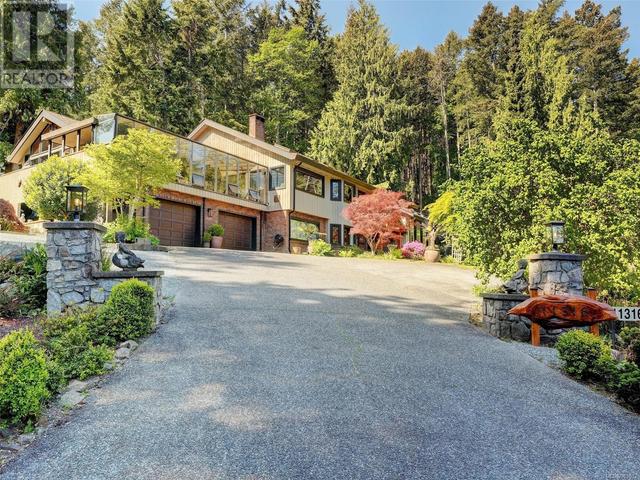 11316 Ravenscroft Pl, House detached with 4 bedrooms, 5 bathrooms and 4 parking in North Saanich BC | Image 1