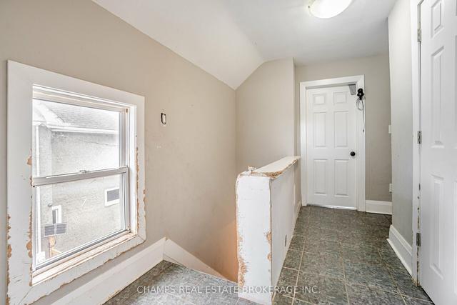 102 Queenston St, House detached with 5 bedrooms, 2 bathrooms and 4 parking in St. Catharines ON | Image 9