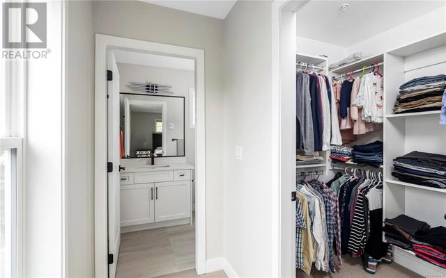 Primary Bedroom: Walk-in Closet and Ensuite | Image 17