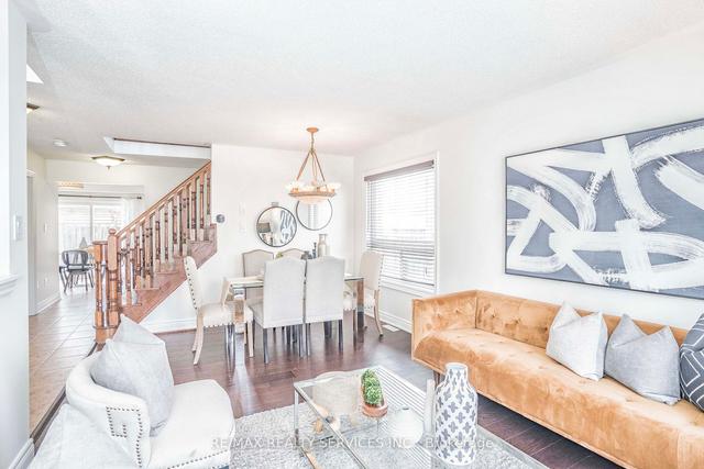 7 Maple Crown Terr, House detached with 3 bedrooms, 3 bathrooms and 4 parking in Barrie ON | Image 3