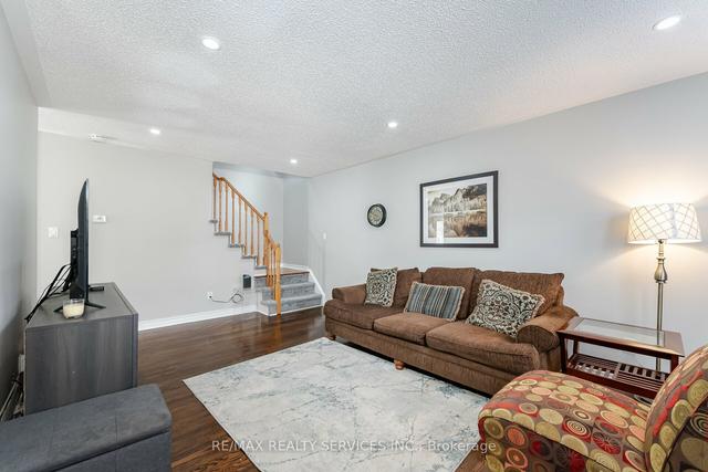 69 Town House Cres, Townhouse with 3 bedrooms, 2 bathrooms and 2 parking in Brampton ON | Image 1