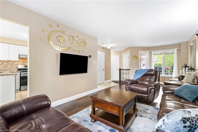 124 Crawford Cres, House detached with 4 bedrooms, 2 bathrooms and 3 parking in Cambridge ON | Image 2