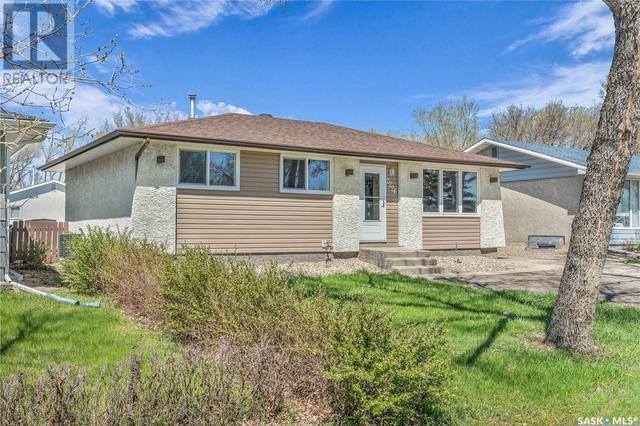 2226 Dewdney Ave E, House detached with 4 bedrooms, 2 bathrooms and null parking in Regina SK | Image 2