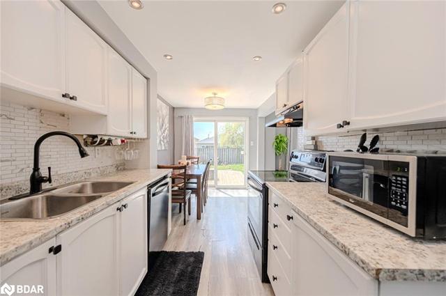 195 Dunsmore Lane, House attached with 3 bedrooms, 1 bathrooms and 2 parking in Barrie ON | Image 11