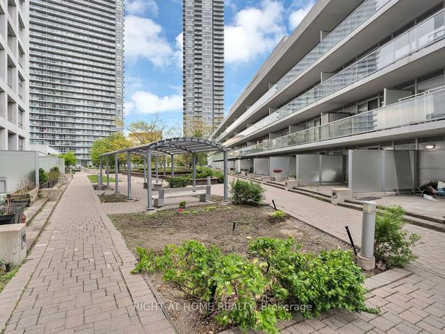 206 - 30 Herons Hill Way, Condo with 2 bedrooms, 2 bathrooms and 1 parking in Toronto ON | Image 10