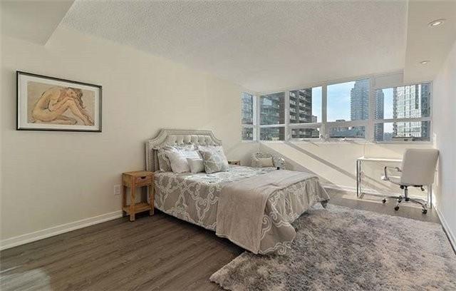1003 - 71 Charles St, Condo with 2 bedrooms, 2 bathrooms and null parking in Toronto ON | Image 3