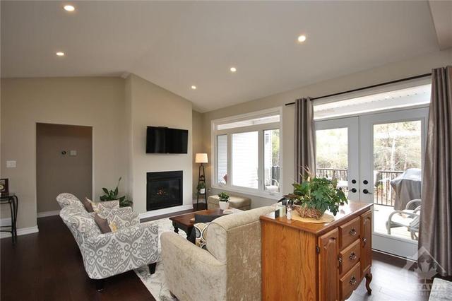 2819 Cowell Rd, House detached with 3 bedrooms, 2 bathrooms and 10 parking in Ottawa ON | Image 6