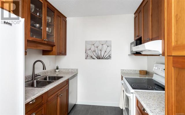 504 - 1433 Faircliff Lane, Condo with 2 bedrooms, 1 bathrooms and 1 parking in Victoria BC | Image 11