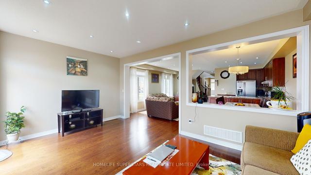 88 Lorenzo Cir, House attached with 4 bedrooms, 3 bathrooms and 3 parking in Brampton ON | Image 9