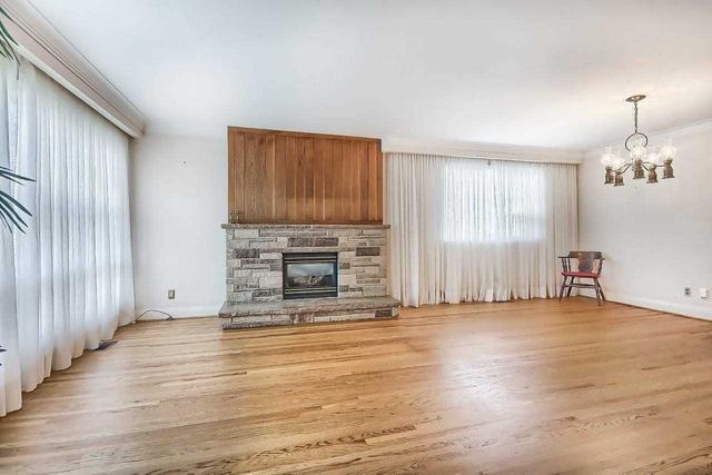 85 Wynn Rd, House detached with 5 bedrooms, 2 bathrooms and 5 parking in Toronto ON | Image 4