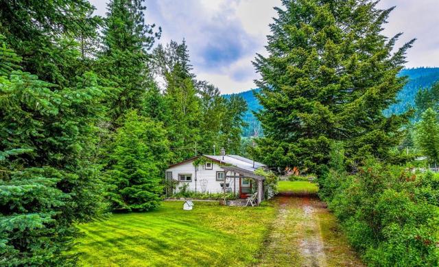 8918 Moyie Avenue, House detached with 2 bedrooms, 1 bathrooms and null parking in Central Kootenay B BC | Image 1