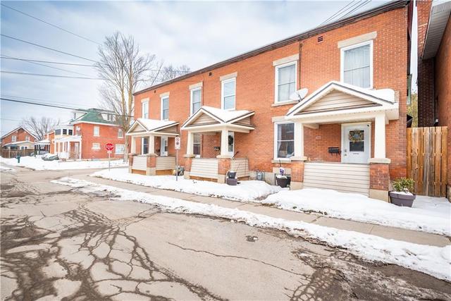 119 Bonnechere Street S, Townhouse with 3 bedrooms, 1 bathrooms and 8 parking in Renfrew ON | Image 1