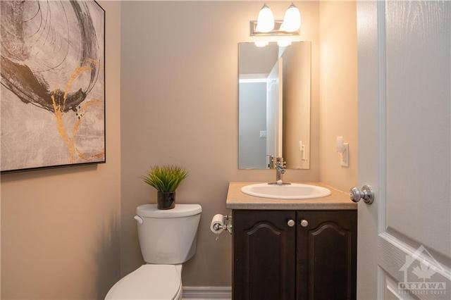 814 Fletcher Cir, Townhouse with 3 bedrooms, 3 bathrooms and 3 parking in Ottawa ON | Image 4
