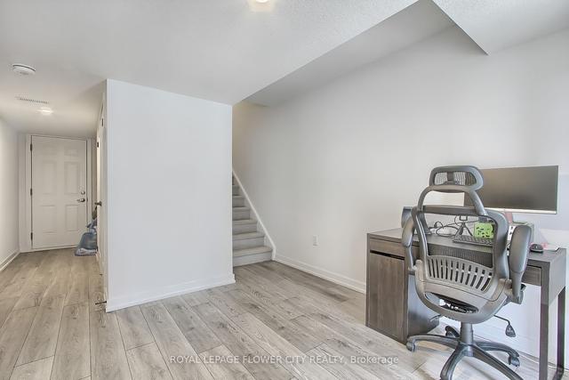 221 W Oak Trl, Townhouse with 2 bedrooms, 2 bathrooms and 2 parking in Kitchener ON | Image 37