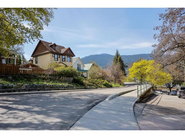920 Edgewood Avenue, House detached with 4 bedrooms, 2 bathrooms and 5 parking in Nelson BC | Image 2