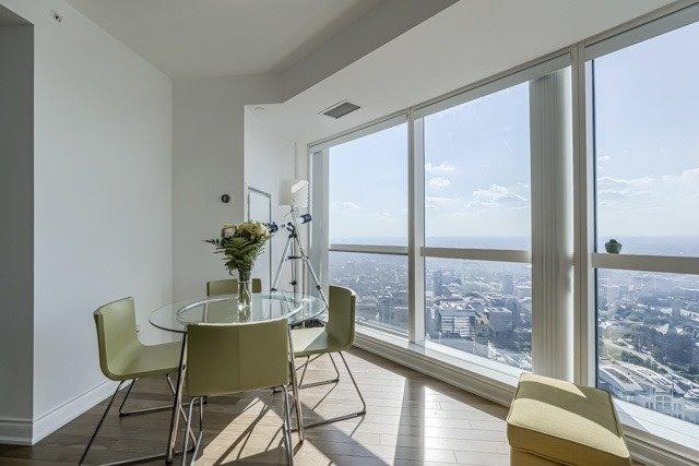7016 - 388 Yonge St, Condo with 2 bedrooms, 2 bathrooms and 1 parking in Toronto ON | Image 5