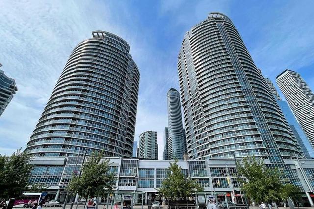 1711 - 218 Queens Quay W, Condo with 2 bedrooms, 2 bathrooms and 1 parking in Toronto ON | Image 1
