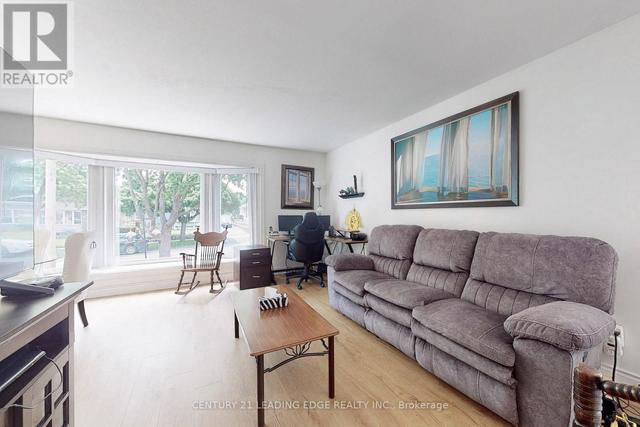 30 Caddy Dr, House detached with 3 bedrooms, 2 bathrooms and 4 parking in Toronto ON | Image 9