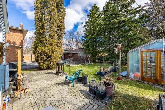 65 Fortieth St, House detached with 2 bedrooms, 1 bathrooms and 4 parking in Toronto ON | Image 2