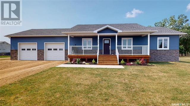 332 4th St, House detached with 3 bedrooms, 2 bathrooms and null parking in Alameda SK | Image 1