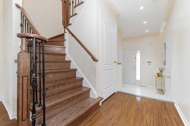 8 Hollingsworth Circ, House semidetached with 3 bedrooms, 3 bathrooms and 3 parking in Brampton ON | Image 6