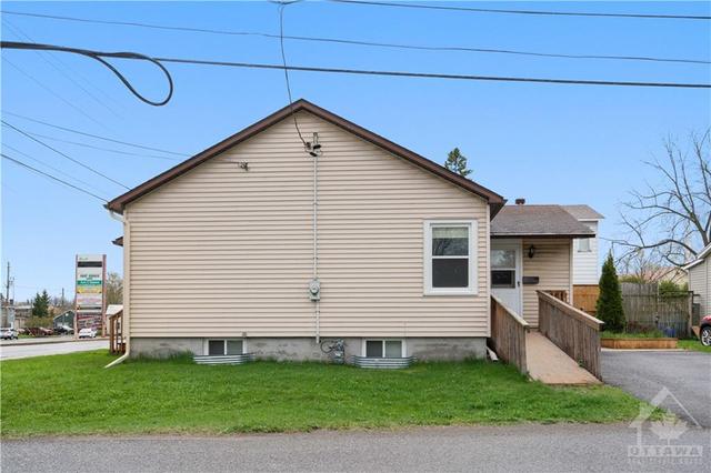 218 Rideau Street, House detached with 2 bedrooms, 1 bathrooms and 2 parking in North Grenville ON | Image 3
