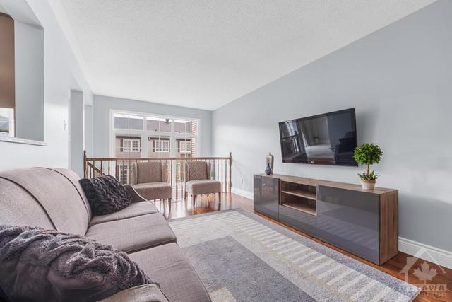 561 Dalewood Cres, Townhouse with 3 bedrooms, 3 bathrooms and 3 parking in Ottawa ON | Image 8