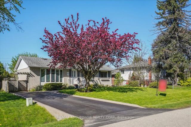 12 Rayne Ave, House detached with 3 bedrooms, 2 bathrooms and 3 parking in Oakville ON | Image 1