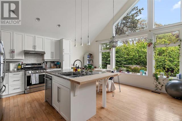 305 St Charles St, House detached with 5 bedrooms, 4 bathrooms and 3 parking in Victoria BC | Image 8